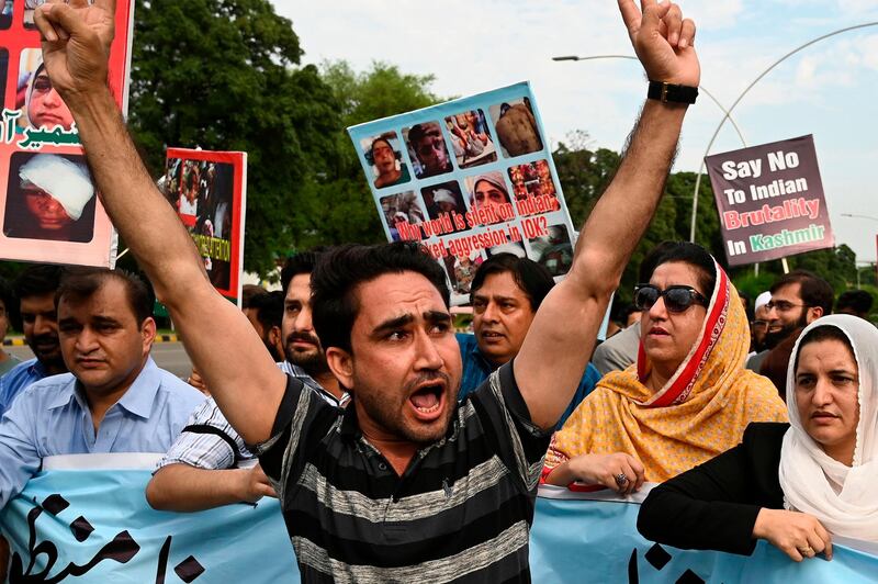 Pakistani Kashmiri people shout anti-Indian slogans during a demonstration in Islamabad on August 7, 2019. Pakistan's Prime Minister Imran Khan vowed to challenge at the UN security council India's decision to strip Kashmir of its special autonomy, a move he warned could provoke conflict in the region. / AFP / AAMIR QURESHI
