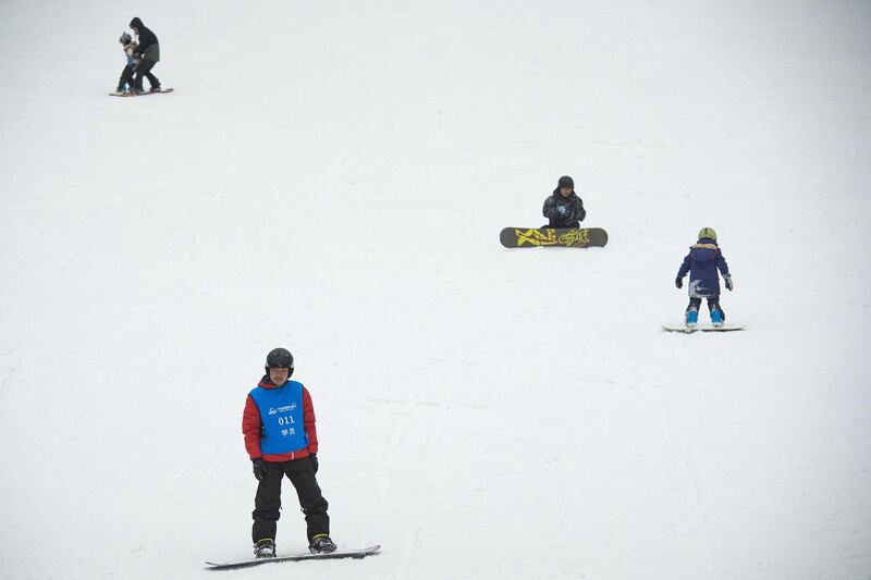 In this picture taken on August 22, 2017, people snowboard at the Wanda Harbin Ice and Snow Park in Harbin.
At Dalian Wanda Group's new Ice and Snow Park, chilly winds blew snowflakes around skiers zipping down the manmade slopes of the world's largest indoor ski park, a potent symbol of China's ambitions to turn itself into a winter sports powerhouse ahead of the 2022 Winter Olympics in Beijing. / AFP PHOTO / Nicolas ASFOURI / TO GO WITH China-lifestyle-ski, FEATURE by Yanan WANG