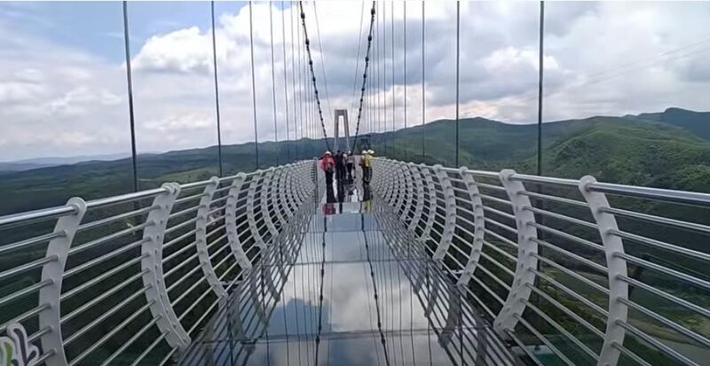 The Longjing glass-bottom bridge was damaged by 145-kilometre-per-hour winds, leaving a tourist clinging on for life. Courtesy YouTube