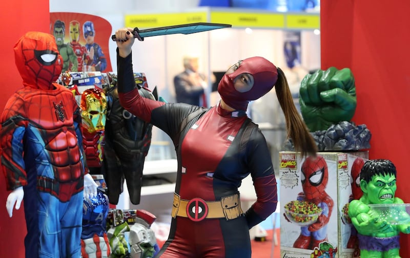 A cosplayer attends the middle east film and Comic-Con event in Dubai on April 5, 2018. / AFP PHOTO / KARIM SAHIB