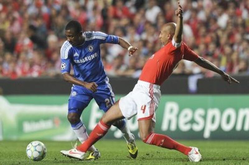 Chelsea's Ivorian forward Salomon Kalou (L) vies the ball with Benfica's Brazilian defender Luisao (R) during their UEFA Champions League quarter finals football match at Luz Stadium in Lisbon on March 27, 2012.   AFP PHOTO/ FRANCISCO LEONG
 *** Local Caption ***  185772-01-08.jpg