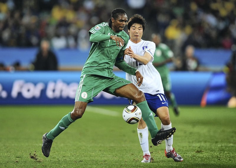 DURBAN, SOUTH AFRICA - JUNE 22:  Nwankwo Kanu of Nigeria and Ki Sung-Yueng of South Korea tussle for the ball during the 2010 FIFA World Cup South Africa Group B match between Nigeria and South Korea at Durban Stadium on June 22, 2010 in Durban, South Africa.  (Photo by Laurence Griffiths/Getty Images)