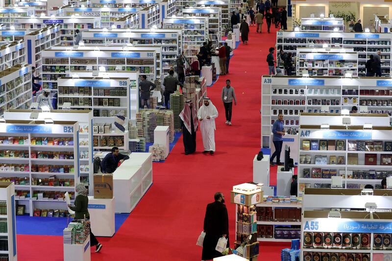 epa07311602 Visitors browse books during the 50th Cairo International Book Fair at Egypt International Exhibition Center, Cairo, Egypt, 23 January 2019. Some 1273 publishers from 35 countries are participating in the 50th edition of Cairo International Book Fair in the period between 22 January and 05 February 2019.  EPA/KHALED ELFIQI