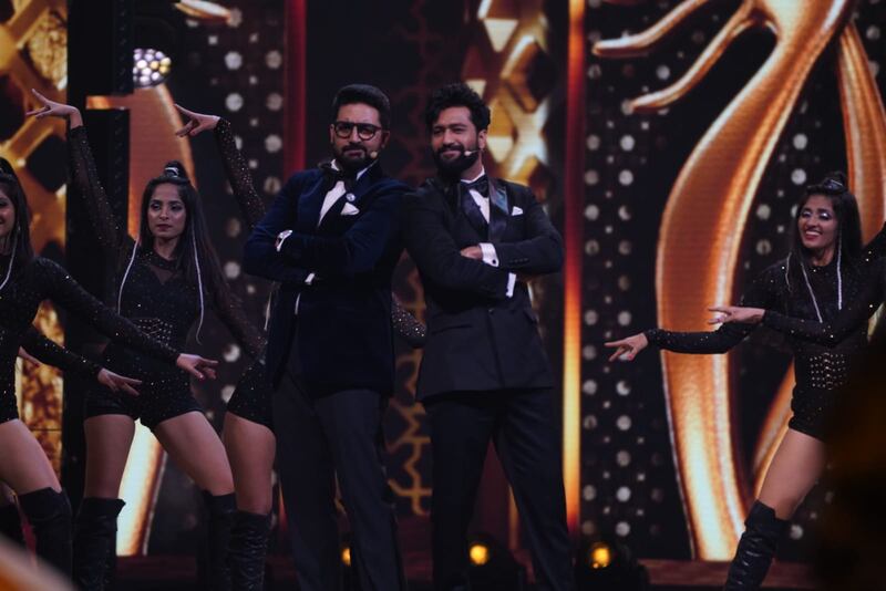 Vicky Kaushal and Abhishek Bachchan made their entrance together with a little dance routine, reciting couplets featuring names of films nominated this year