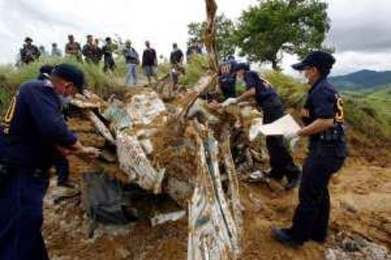 Police investigators examine the wreckage of a local television network's vehicle that was unearthed in a shallow grave at the massacre site of a political clan that included several journalists in the outskirts of Ampatuan, Maguindanao in southern Philippines November 25, 2009. The latest death toll in the massacre is 52, police said on Wednesday.   REUTERS/Erik de Castro   (PHILIPPINES CRIME LAW CONFLICT) *** Local Caption ***  EDC601_PHILIPPINES-_1125_11.JPG *** Local Caption ***  EDC601_PHILIPPINES-_1125_11.JPG *** Local Caption ***  EDC601_PHILIPPINES-_1125_11.JPG