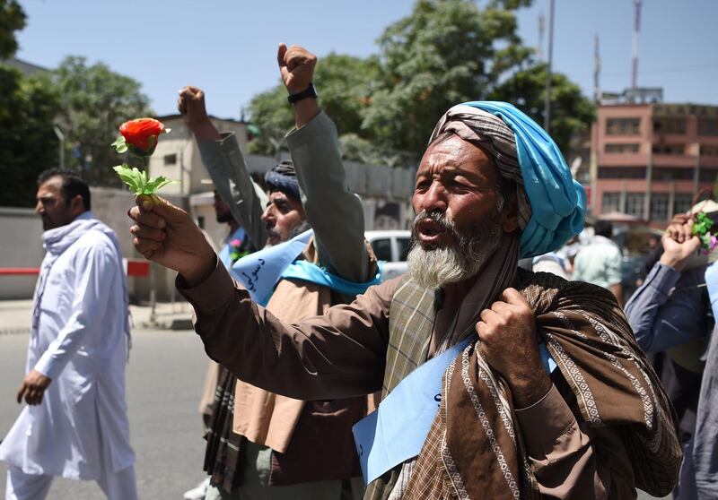 An Afghan peace activist shouts slogans in demand to an end to the war during a march from Helmand as he arrives in Kabul on June 18, 2018. Dozens of peace protesters arrived in Kabul on June 18 after walking hundreds of kilometres across war-battered Afghanistan, as the Taliban ended an unprecedented ceasefire and resumed attacks in parts of the country. / AFP / WAKIL KOHSAR
