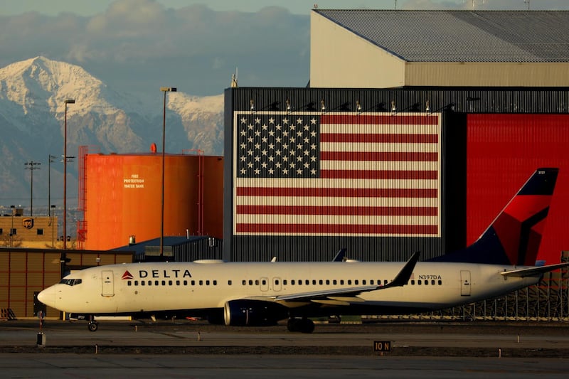 FILE PHOTO - A Delta Air Lines Boeing 737-800 plane arrives in Salt Lake City, Utah, U.S., January 12, 2018.  REUTERS/Mike Blake/File Photo   GLOBAL BUSINESS WEEK AHEAD