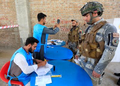 Afghan policemen arrive to cast their votes in presidential election in Jalalabad, Afghanistan September 28, 2019.REUTERS/Parwiz