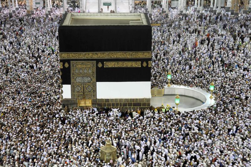 Muslim worshippers perform the evening (Isha) prayers at the Kaaba, Islam's holiest shrine, at the Grand Mosque in Saudi Arabia's holy city of Mecca on August 25, 2017, a week prior to the start of the annual Hajj pilgrimage in the holy city  / AFP PHOTO / BANDAR ALDANDANI