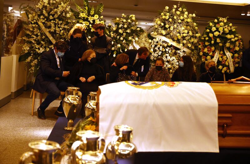 Former player Santillana embraces Mari Luz the widow of Real Madrid legend Francisco Gento, who died at the age of 88. Reuters