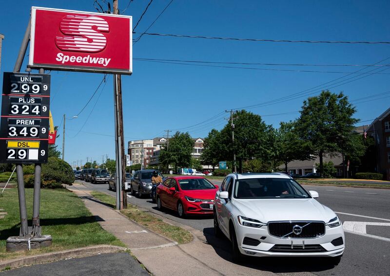 Motorists line up for fuel at one of the few remaining gas stations that still has fuel in Arlington, Virgina, on May 13, 2021. The Colonial Pipeline network shut down by a cyber attack said t has resumed fuel deliveries, but gas stations up and down the east coast were still facing shortages after a wave of panic buying. Frantic motorists from Florida to Maryland continued to line up at gas stations trying to fill their tanks and other containers, sending the national average price above $3 a gallon for the first time since late 2014 despite government efforts to ease the supply crunch. / AFP / Andrew CABALLERO-REYNOLDS
