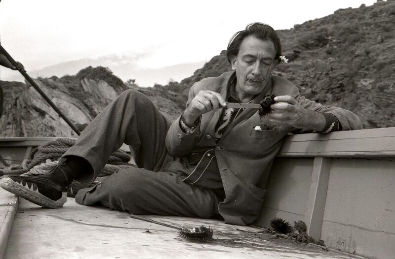 Dal’ mangeant un oursin au cours dÕune promenade en bateau, le 11 octobre 1959 au cap de Creus.