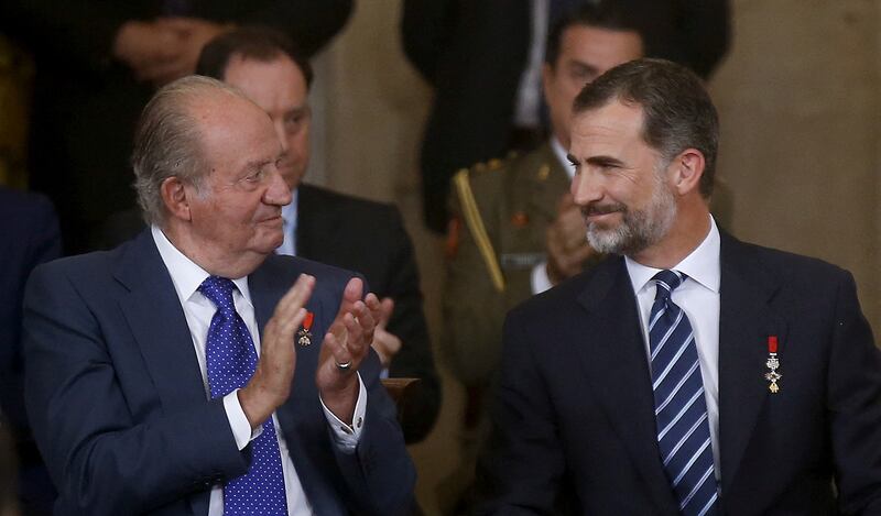 FILE PHOTO: Spanish King Felipe (R) is applauded by his father former King Juan Carlos after his speech during a celebration to mark the 30th anniversary of Spain's accession to the European Communities, at Madrid's royal palace, Spain, June 24, 2015.  REUTERS / Andrea Comas / File Photo