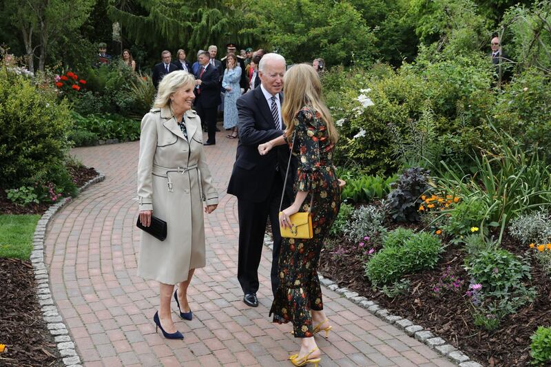 ST AUSTELL, ENGLAND - JUNE 11: Carrie Johnson greets United States President Joe Biden (C) and First Lady Jill Biden as her husband British Prime Minister Boris Johnson (not seen) hosts a drinks reception for Queen Elizabeth II and G7 leaders at The Eden Project during the G7 Summit on June 11, 2021 in St Austell, Cornwall, England. UK Prime Minister, Boris Johnson, hosts leaders from the USA, Japan, Germany, France, Italy and Canada at the G7 Summit. This year the UK has invited India, South Africa, and South Korea to attend the Leaders' Summit as guest countries as well as the EU. (Photo by Jack Hill - WPA Pool / Getty Images)
