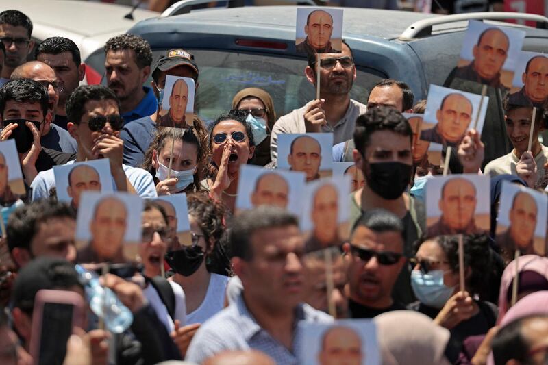Protesters take part in a demonstration calling for Palestinian president Mahmud Abbas to quit in Ramallah in the occupied West Bank on June 24, 2021, following the death of Palestinian human rights activist Nizar Banat who died shortly after being arrested by Palestinian Authority (PA) security forces.  The family of Nizar Banat claimed he was beaten to death, sparking condemnation from human rights activists, marches in the West Bank city of Ramallah, and calls for an inquiry, including from the European Union, who said they were "shocked and saddened". Banat, 43, from the flashpoint city of Hebron, was arrested in a dawn raid by Palestinian Authority (PA) security forces, Hebron governor Jibrin al-Bakri said.
 / AFP / ABBAS MOMANI
