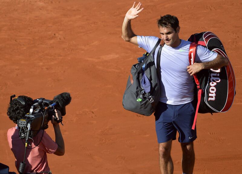 Switzerland's Roger Federer gestures as he leaves the court after being defeated by France's Jo-Wilfried Tsonga at the end of their French Tennis Open quarter final match at the Roland Garros stadium in Paris, on June 4,  2013. AFP PHOTO / MIGUEL MEDINA
 *** Local Caption ***  267634-01-08.jpg
