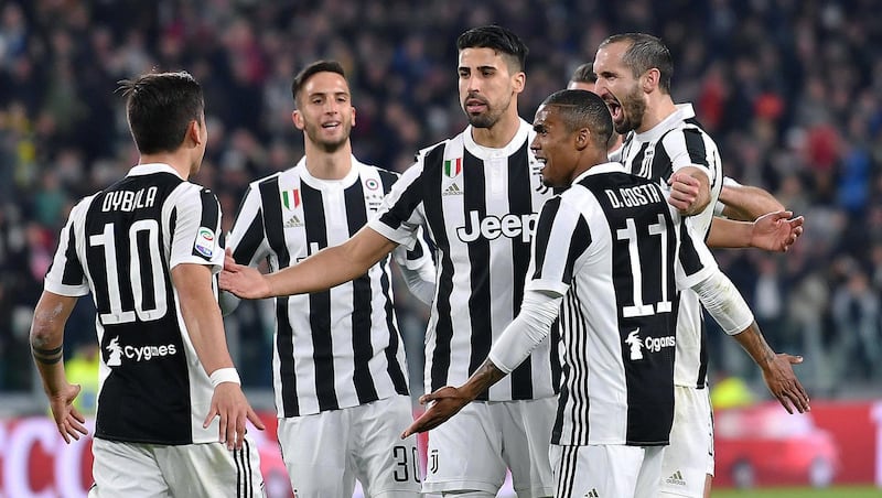 epa06639634 Juventus Sami Khedira (C) celebrates with teammates after scoring the 3-1 goal during the Italian Serie A soccer match Juventus FC vs AC Milan at Allianz Stadium in Turin, Italy, 31 March 2018.  EPA/ALESSANDRO DI MARCO
