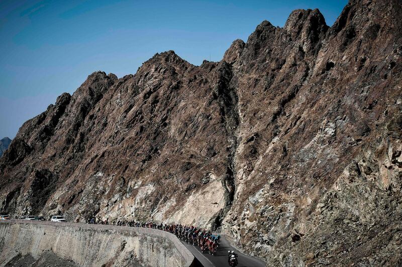 The pack rides during the Sixth and final stage of the 2018 cycling Tour of Oman between al-Mouj Muscat to Matrah Corniche, on February 18, 2017. / AFP PHOTO / Philippe LOPEZ