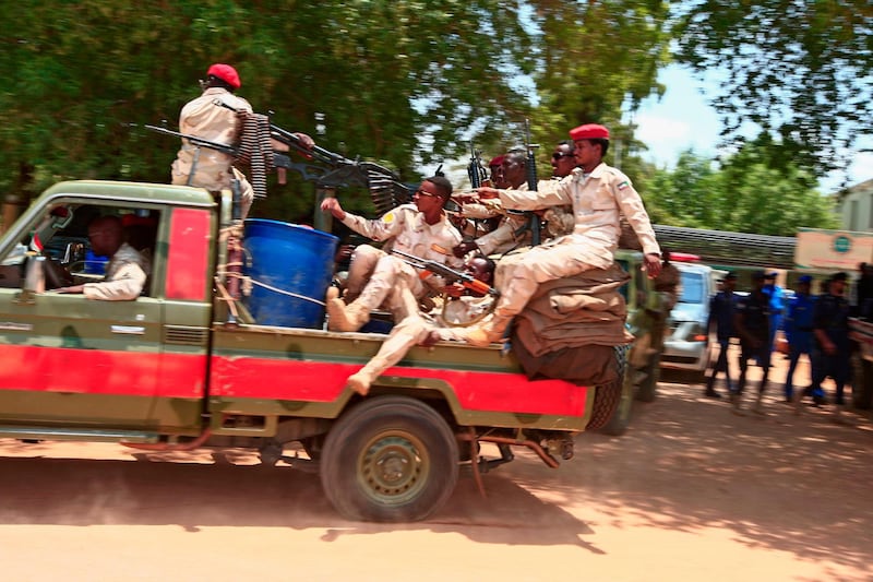 Sudanese security forces deploy outside the Khartoum courthouse during a trial session of Sudan's ousted president Omar al-Bashir along with others, in the Sudanese capital on August 25, 2020. The trial of Sudan's ousted president Omar al-Bashir, on charges related to the coup that brought him to power in 1989, was adjourned to September 1, the judge said.  / AFP / Ebrahim HAMID
