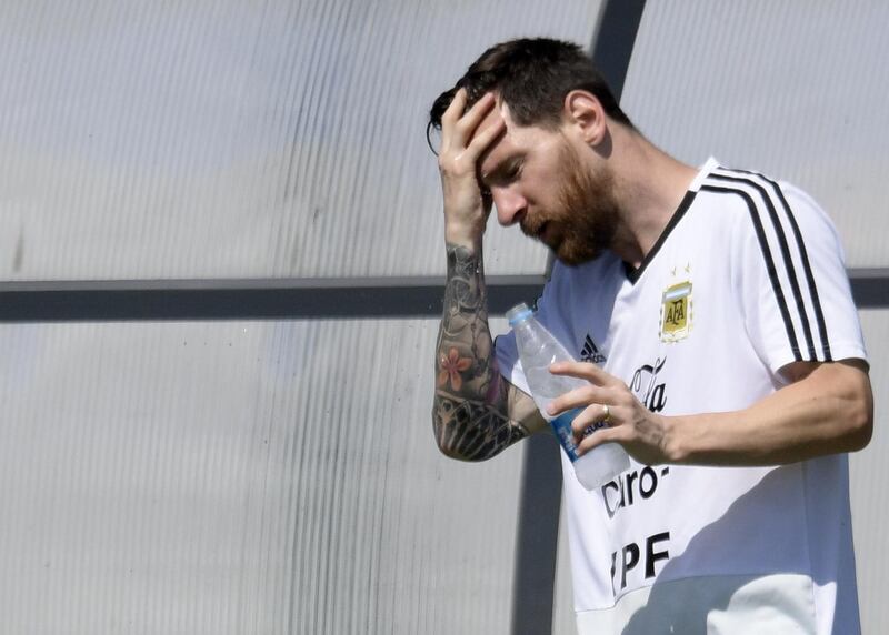 Argentina's forward Lionel Messi refreshes himself during a training session at the team's base camp in Bronnitsy, near Moscow, on June 28, 2018, ahead of their Russia 2018 World Cup round of 16 football match against France to be held in Kazan on June 30. / AFP / JUAN MABROMATA
