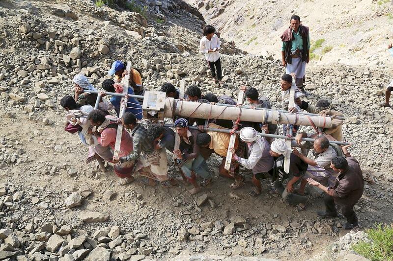Fighters of Yemen;s pro-government Popular Resistance Committees militia carry a cannon over a mountainous trail into the rebel-besieged city of Taez on December 26, 2015. Reuters