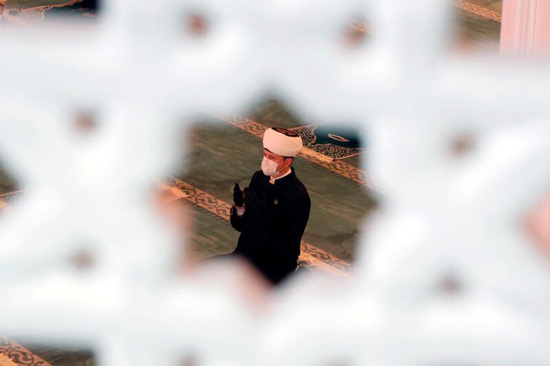 A clergyman wearing a face mask attends a prayer marking the Muslim festival of Eid al-Adha, amid the coronavirus disease (COVID-19) outbreak, in Moscow's grand mosque in Russia July 31, 2020. REUTERS/Shamil Zhumatov