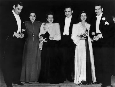UNITED STATES - CIRCA 1939:  From Left To Right, John Hay Whitney, Irene Mayer Selznick, Olivia De Havilland, David O. Selznick, Vivien Leigh And Laurence Olivier. Hollywood.  (Photo by Keystone-France/Gamma-Keystone via Getty Images)
