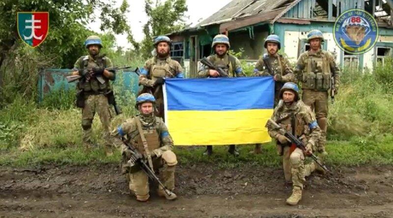 Soldiers with the Ukrainian flag in what Deputy Defence Minister Hanna Maliar said was Storozheve in Donetsk. Photo: Hanna Maliar / Telegram
