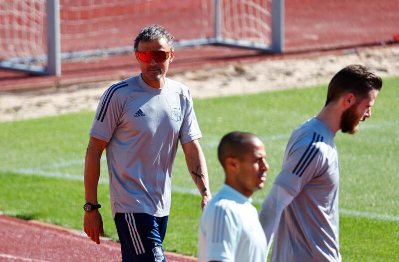 Spain coach Luis Enrique with David de Gea and Thiago.