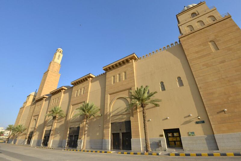 This picture taken May 24, 2020 shows a view of the gates of al-Rajhi Grand Mosque, the largest in the Saudi capital Riyadh, closed before worshippers on the first day of Eid al-Fitr, the Muslim holiday which starts at the conclusion of the holy fasting month of Ramadan. - Saudi Arabia began a five-day, round-the-clock curfew from May 23 after COVID-19 coronavirus infections more than quadrupled since the start of Ramadan to around 68,000 -- the highest in the Gulf. (Photo by FAYEZ NURELDINE / AFP)