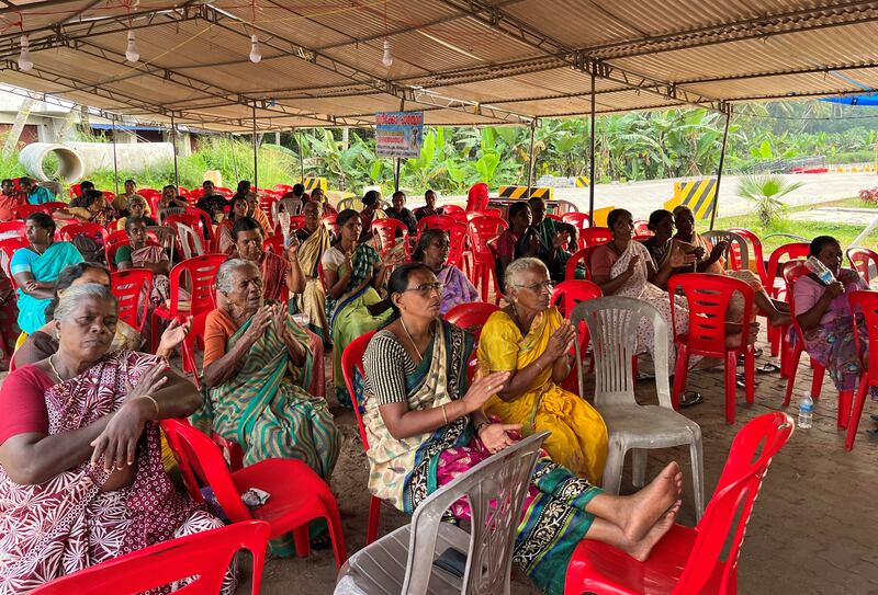 Women from a fishing community attend a protest against the construction of the proposed Vizhinjam Port in the southern state of Kerala, India, November 9, 2022.  REUTERS / Munsif Vengattil