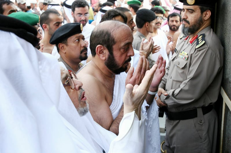 Sheikh Khalifa performs Umrah. Wam