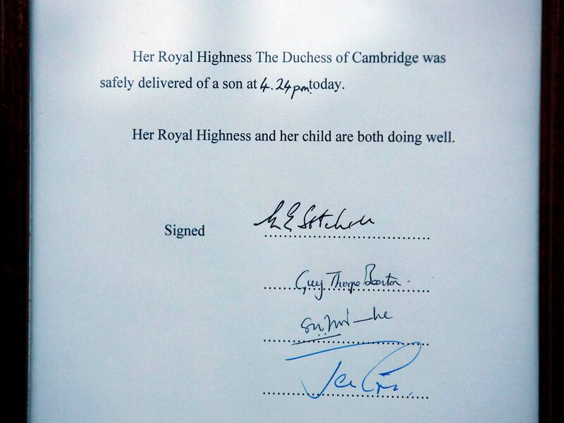 A notice formally announcing the birth of a son to Britain's Prince William and Catherine, Duchess of Cambridge, is placed in the forecourt of Buckingham Palace, in central London July 22, 2013. Prince William's wife Kate gave birth on Monday to a baby boy,  in the Lindo Wing of St Mary's Hospital, who becomes third in line to the British throne, his office said. The royal baby, the couple's first child, was born at 4:24 p.m. (1524 GMT), weighing 8 lbs and 6 oz.    REUTERS/Neil Hall    (BRITAIN - Tags: ENTERTAINMENT HEALTH SOCIETY ROYALS) *** Local Caption ***  NGH14_BRITAIN-ROYAL_0722_11.JPG