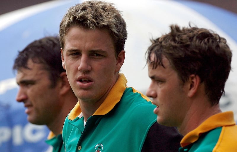 Africa XI cricketer Morne Morkel (C) listens to his elder brother Albie Morel (R) as teammate Justin Kemp (L) looks on during a training session at the M A Chidambaram stadium in Chennai, 08 June 2007, the eve of the second One Day International (ODI) match of the Afro-Asia Cup between Asia XI and Africa XI.  Asian XI lead the 3 match ODI series 1-0.   AFP PHOTO/Indranil MUKHERJEE (Photo by INDRANIL MUKHERJEE / AFP)