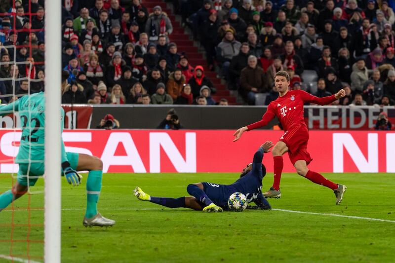 MUNICH, GERMANY - DECEMBER 11: (BILD ZEITUNG OUT) goalkeeper Paula Gazzaniga of Tottenham Hotspur, Danny Rose of Tottenham Hotspur and Thomas Mueller of FC Bayern Muenchen battle for the ball during the UEFA Champions League group B match between Bayern Muenchen and Tottenham Hotspur at Allianz Arena on December 11, 2019 in Munich, Germany. (Photo by TF-Images/Getty Images)