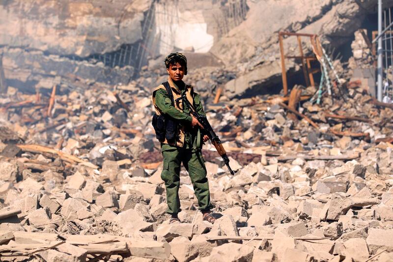 A Huthi rebel fighter inspects the damage after a reported air strike carried out by the Saudi-led coalition targeted the presidential palace in the Yemeni capital Sanaa on December 5, 2017.
Saudi-led warplanes pounded the rebel-held capital before dawn after the rebels killed former president Ali Abdullah Saleh as he fled the city following the collapse of their uneasy alliance, residents said. / AFP PHOTO