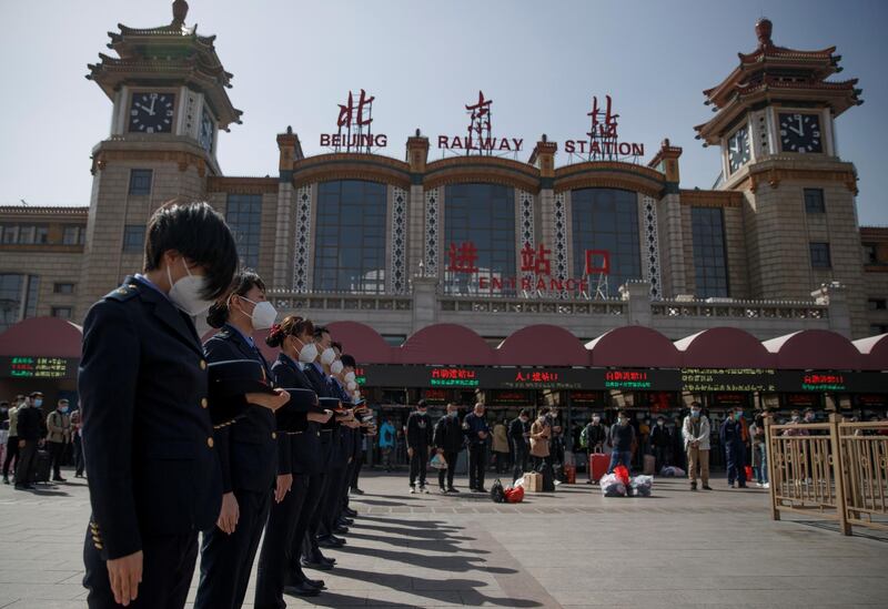 Railway staff pay tribute as China holds national mourning for those who died of the coronavirus disease, on the Qingming tomb-sweeping festival, at the Beijing Railway Station, April 4, 2020. Reuters