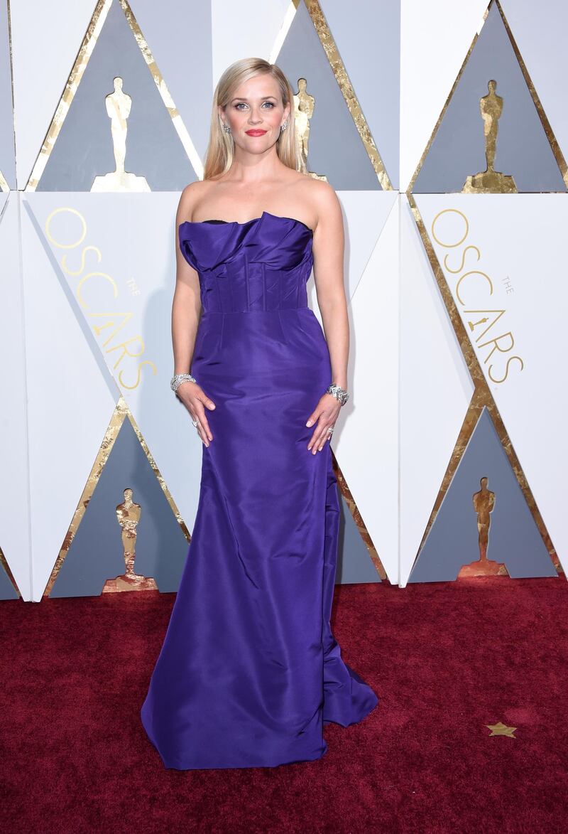 epa05186256 Reese Witherspoon arrives for the 88th annual Academy Awards ceremony at the Dolby Theatre in Hollywood, California, USA, 28 February 2016. The Oscars are presented for outstanding individual or collective efforts in 24 categories in filmmaking.  EPA/PAUL BUCK