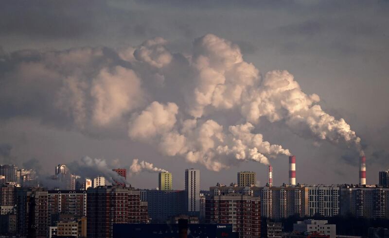 epa08013495 Smoke rises from chimneys of the gas boiler houses as the temperature dropped to minus 7 degrees Celsius in Moscow, Russia, 21 November 2019. Spanish Madrid will host the COP25 World Climate Change Conference from 02 to 13 December replacing Chile.  EPA/MAXIM SHIPENKOV