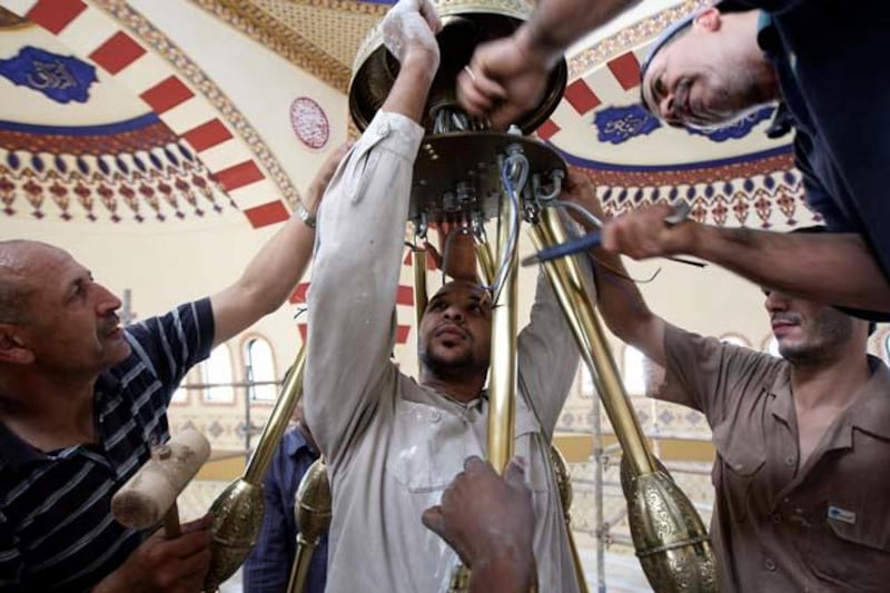 DUBAI, UNITED ARAB EMIRATES Ð May 23, 2011: Workers installing the first ring of the chandelier at the Al Farooq mosque in Al Safa area in Dubai. (Pawan Singh / The National) For News. Story by James