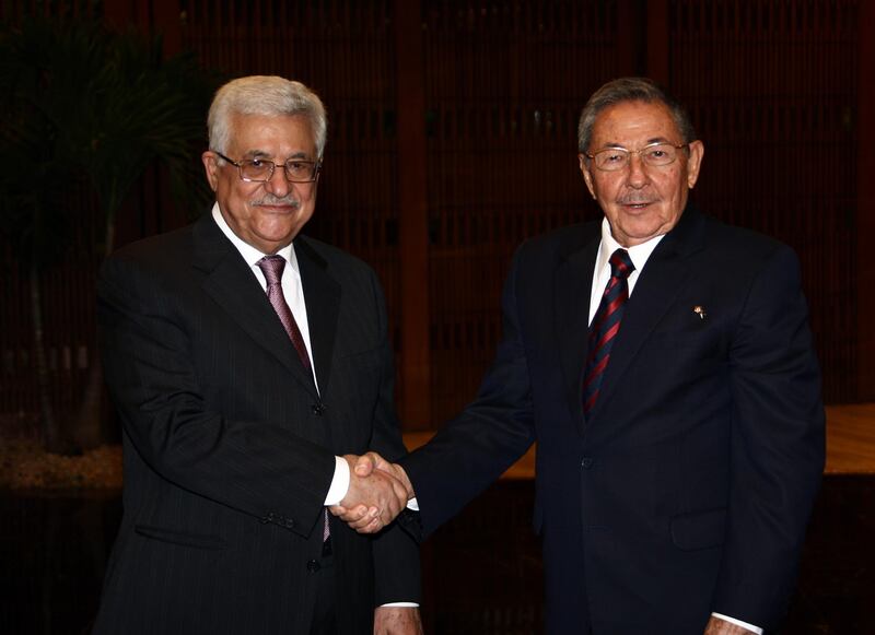 HAVANA, CUBA - SEPTEMBER 27:  In this handout image provided by the Palestinian Press Office (PPO), Palestinian President Mahmoud Abbas meets with Cuban President Raul Castro on September 27, 2009 in Havana, Cuba.  Abbas is in Cuba to strengthen bilateral ties, signing cooperation agreements in education, sport and culture. (Photo by Omar Al-Rashidi/PPO via Getty Images)