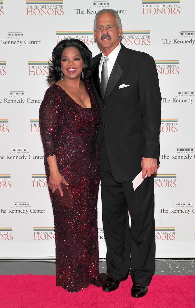 epa02481100 A picture made available on 05 December 2010 shows Kennedy Center honoree for 2010, US Television Host Oprah Winfrey (R) arriving with US author Stedman Graham for the formal Artist's dinner held at the State Department honoring the recipients of the Kennedy Center Honors, in Washington DC., USA, 04 December 2010.  EPA/RON SACHS / POOL