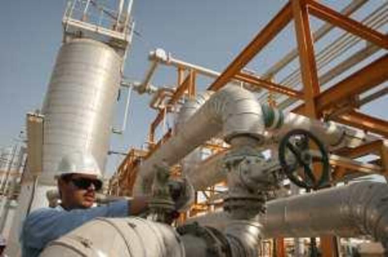 A man works on phases 2-3 of the South Pars gas field, owned jointly by Iran and Qatar, in Assaluyeh on Iran's Persian Gulf coast May 27, 2006. Picture taken on May 27, 2006. REUTERS/Morteza Nikoubazl