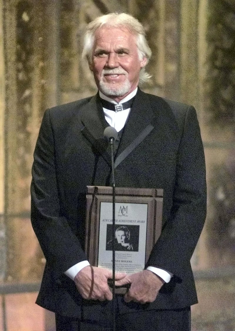 Singer Kenny Rogers accepts a special Career Achievement Award at the 36th annual Academy of Country Music Awards May 9, 2001 in Los Angeles.

FSP/ME