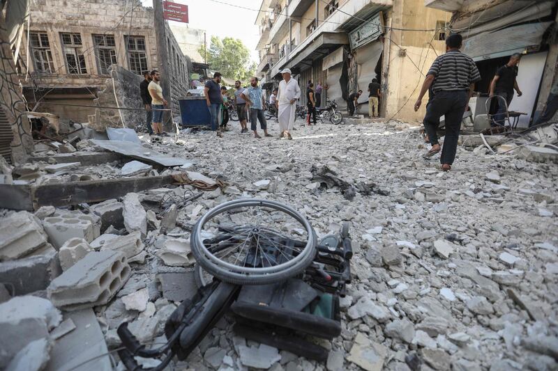 A wheelchair is seen amid the rubble of destroyed buildings following a reported regime air strike on the town of Ariha, in the south of Syria's Idlib province, on July 24, 2019. / AFP / Omar HAJ KADOUR
