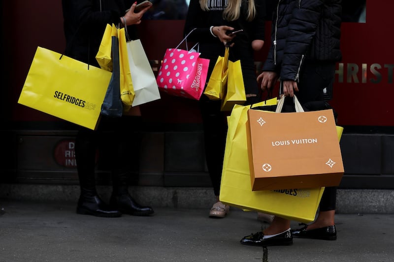 Shoppers carry bags as they do their Christmas shopping on Oxford Street in London, Britain December 22, 2017. REUTERS/Simon Dawson