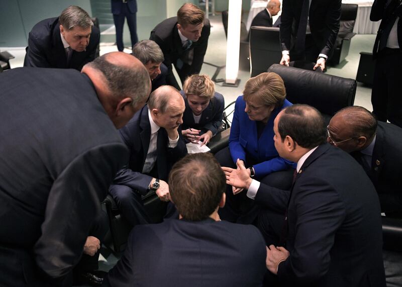 epa08141937 German Chancellor Angela Merkel (3d-L) speaks with Russian President Vladimir Putin (C) during the International Libya Conference in Berlin, Germany, 19 January 2020. By means of the 'Berlin Process', German government seeks to support the peace efforts of the United Nations (UN) to bring about an end to the conflict in Libya. Following the renewed outbreak of hostilities in April 2019, UN presented a plan to stop further military escalation and resume an intra-Libyan process of reconciliation.  EPA/ALEXEI NIKOLSKY/SPUTNIK/KREMLIN POOL / POOL MANDATORY CREDIT