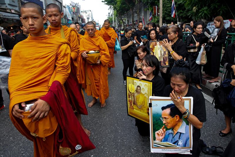 Well-wishers offer alms to Buddhist monks to mark the first anniversary of late Thai King Bhumibol Adulyadej's death at the Siriraj Hospital in Bangkok, Thailand October 13, 2017. REUTERS/Kerek Wongsa  NO RESALES. NO ARCHIVES