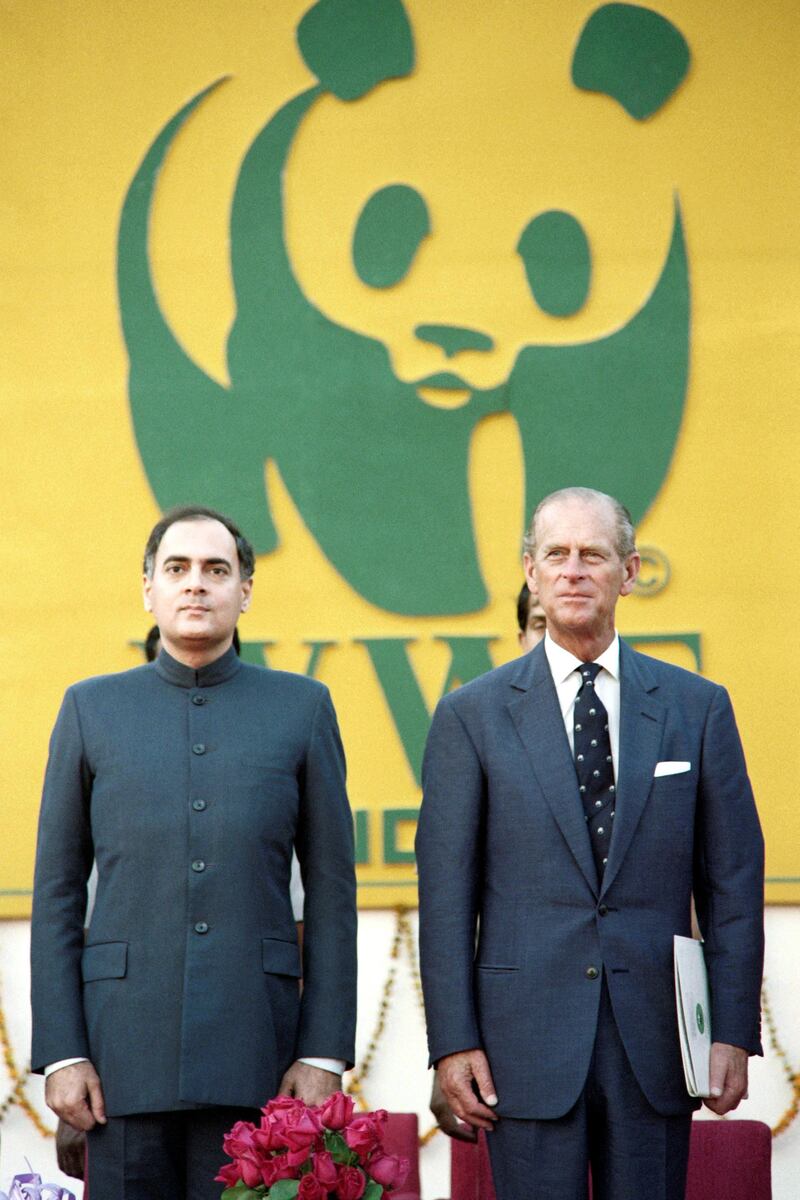 Prime Minister Rajiv Gandhi (L) greets the Duke of Edinburgh, Prince Philip, on November 2, 1989 in New Dehli. Gandhi, who is about to launch his campaign in the country's upcoming parliamentary elections, inaugurated an exhibition on the world's environment, in which Prince Philip was chief guest, as President of the WWF.  AFP PHOTO DOUGLAS E. CURRAN (Photo by DOUGLAS E. CURRAN / AFP)