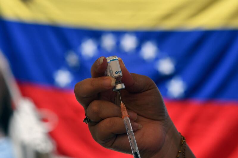 A health worker prepares a dose of the Sputnik V vaccine against Covid-19 during a vaccination day promoted by the municipality and supported by the state government at the 23 de Enero neighbourhood in Caracas, on June 7, 2021. / AFP / Federico PARRA
